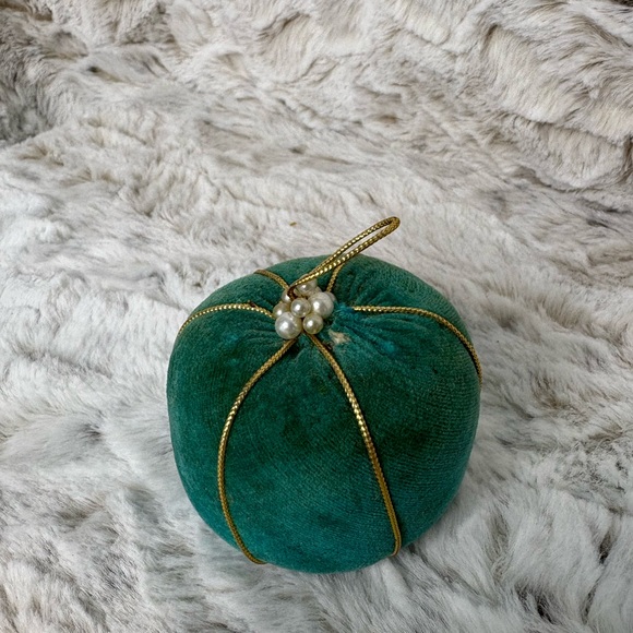 Vintage Green Velvet Sewing Pin Cushion - Picture 1 of 6
